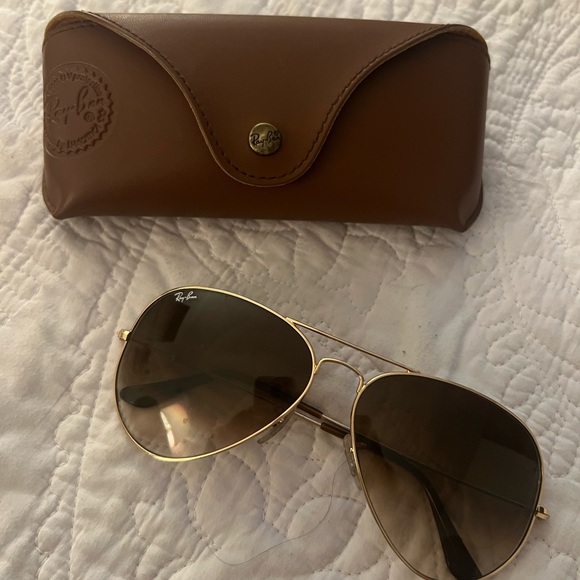 Classic Ray Ban Aviator
MODEL CODE RB3025 001/51 62-14 - Picture 3 of 6